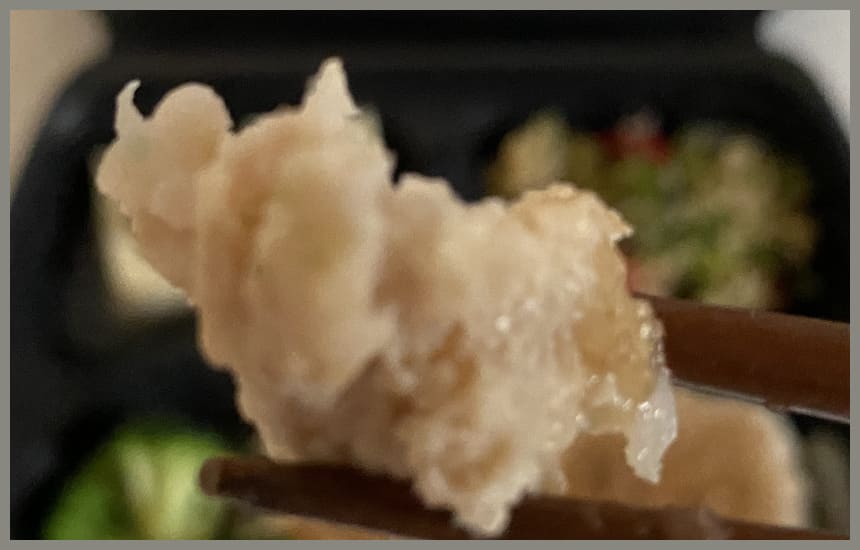 筋肉食堂deliの鶏肉の軟骨いりハンバーグのおろし酢味は箸でかんたんに切れる